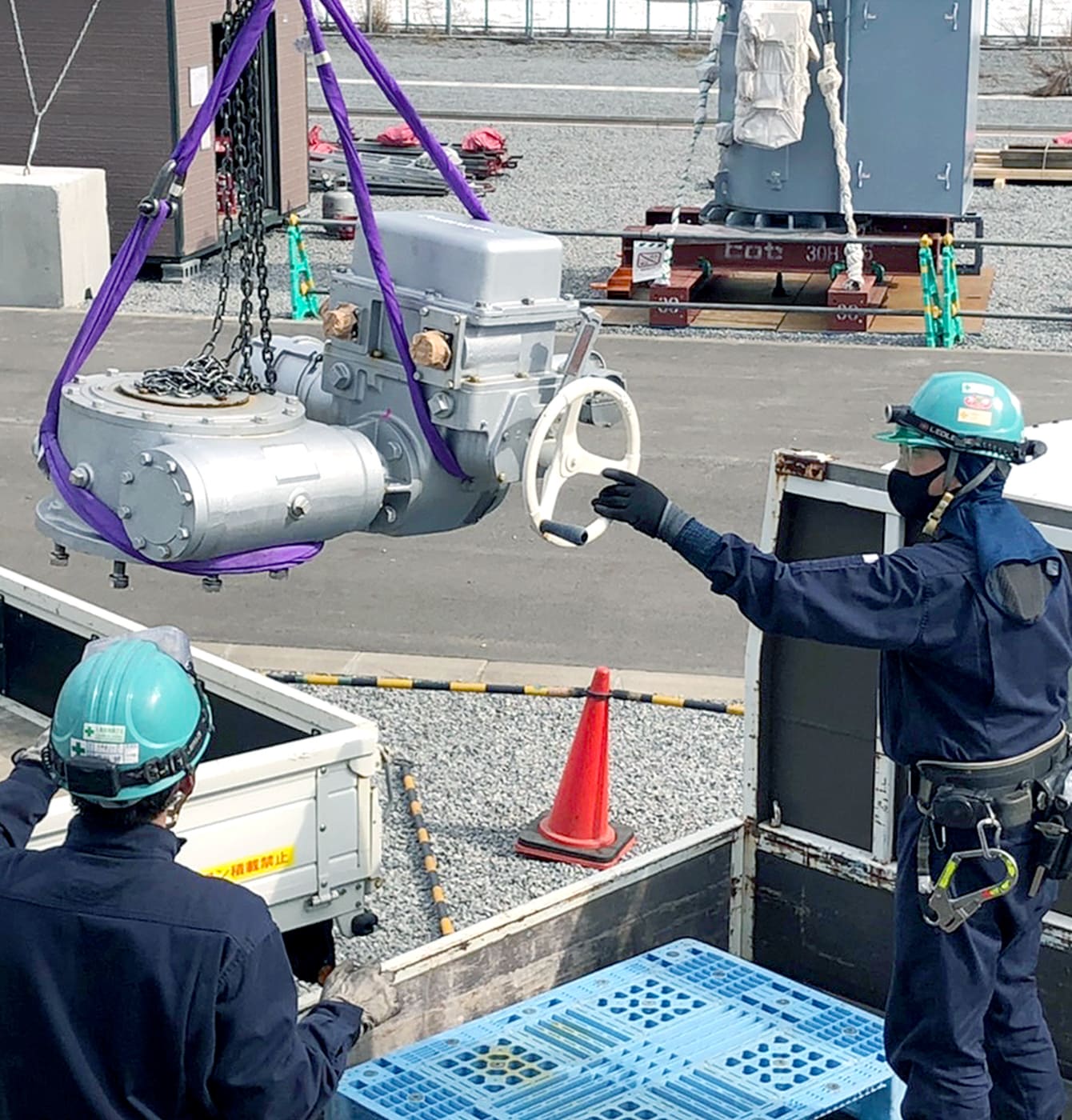 発電所内の弁点検工事